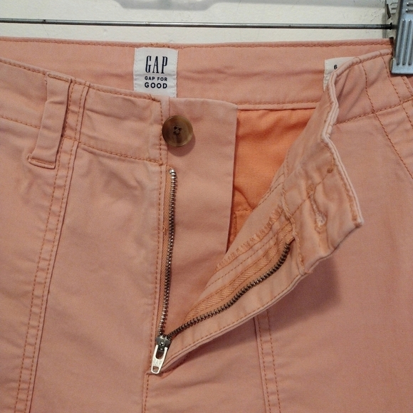 Gap - Girlfriend Khaki Short - Picture 4 of 12